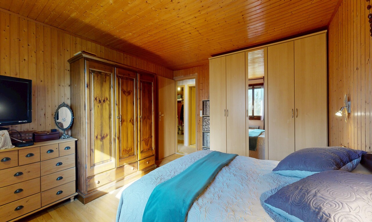 chambre avec placard, wood wall, mur en bois, inside property, et wood finish floor