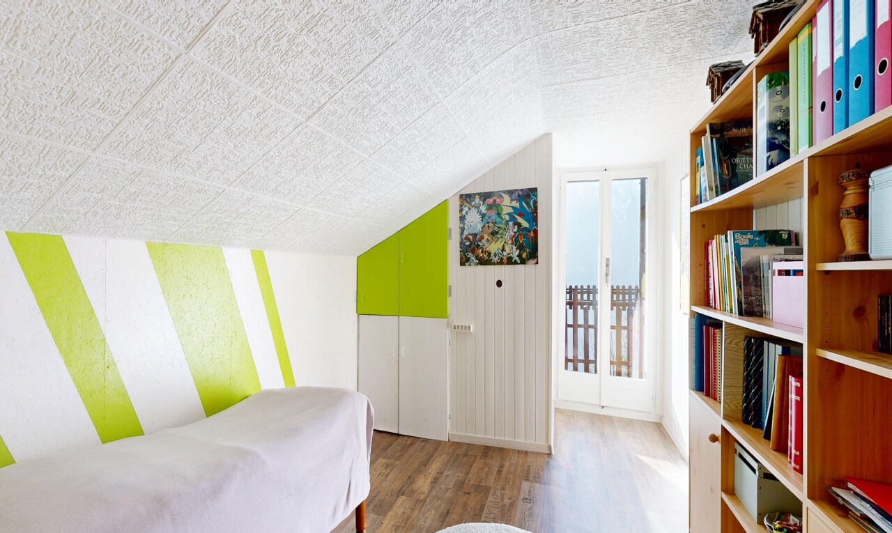 chambre avec wood finish floor, sol en finition bois, low ceiling, plafond bas, et natural light