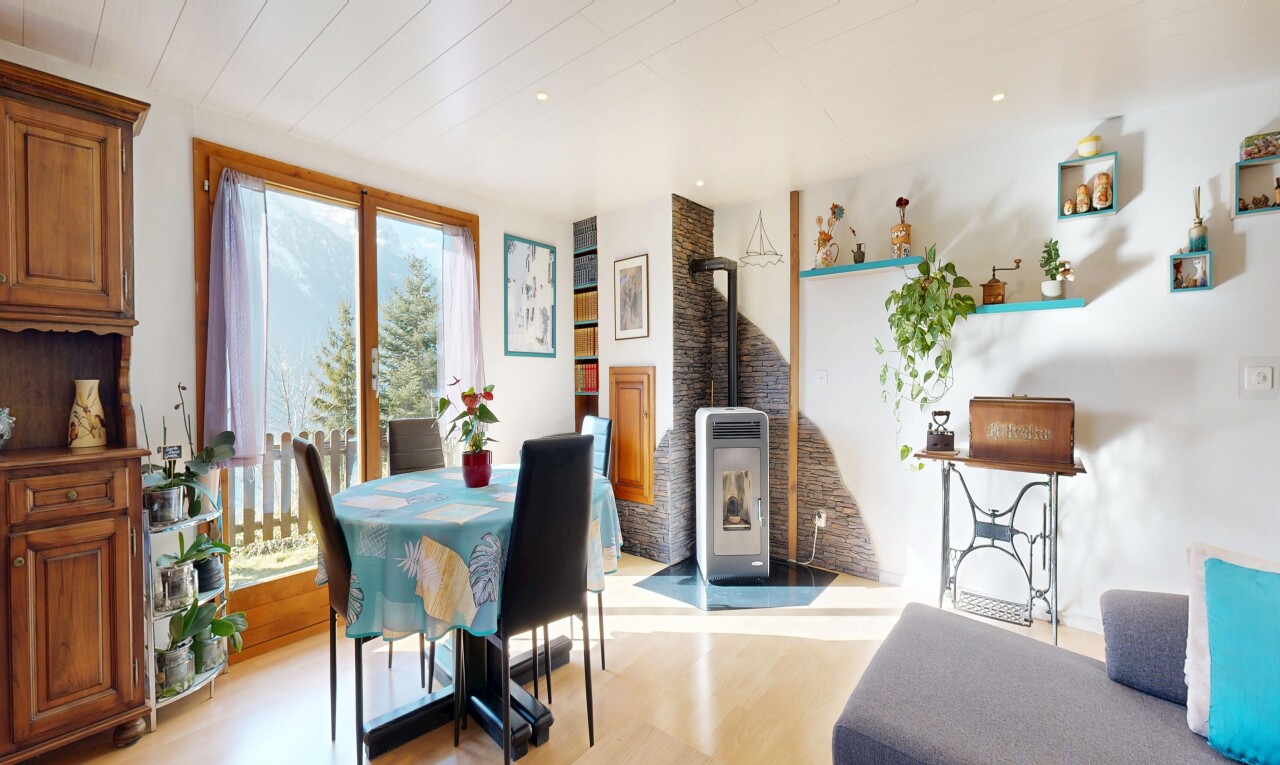 salle à manger avec poêle à bois, inside property, lumière naturelle, natural light, et sol en finition bois