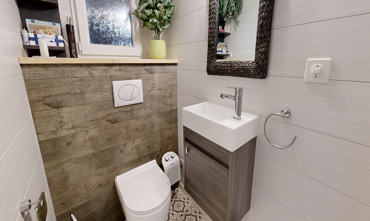 salle de bains avec lavabo (ou coiffeuse selon le contexte), inside property, toilette, et miroir