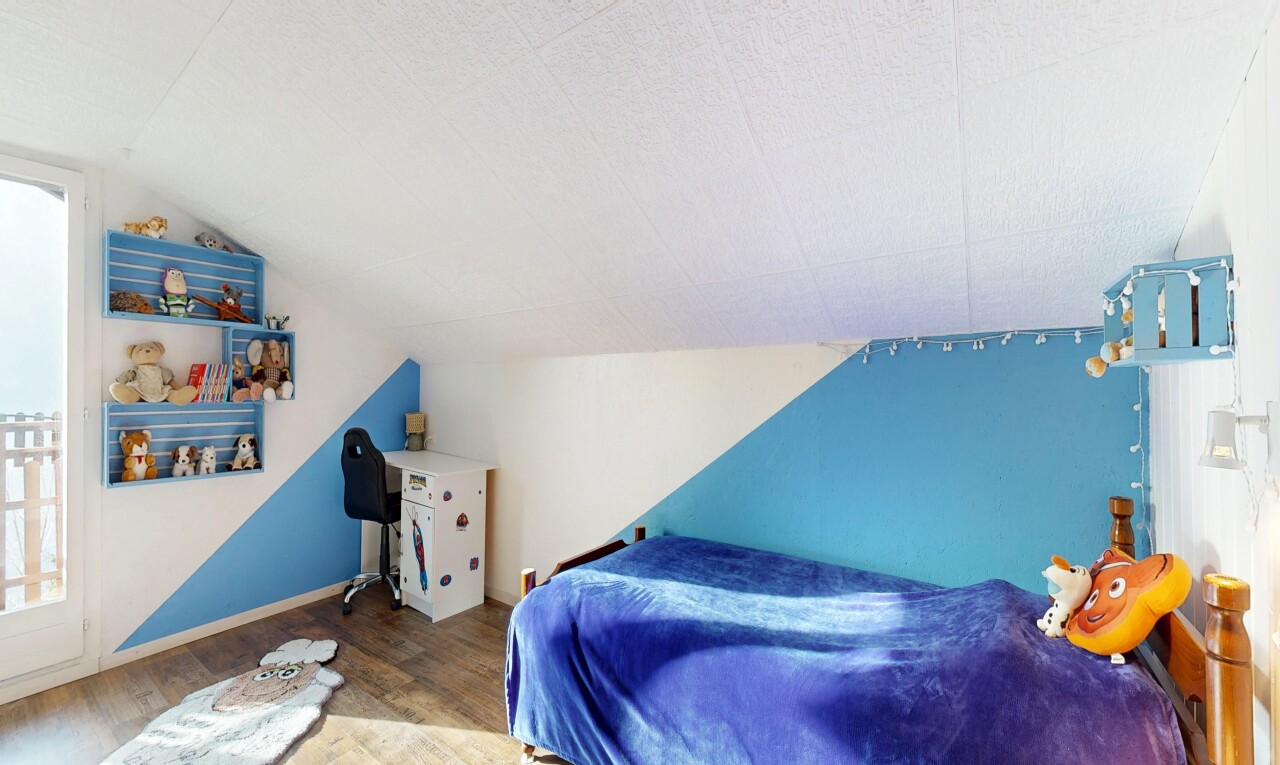 chambre avec pièce supplémentaire, drywall, cloison sèche, wood finish floor, et sol en finition bois