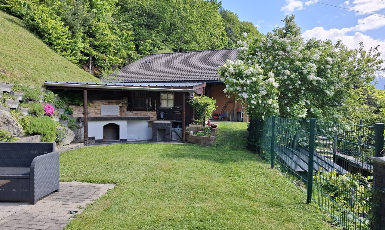 jardin avec pelouse, clôture, property visible, terrasse, et day time
