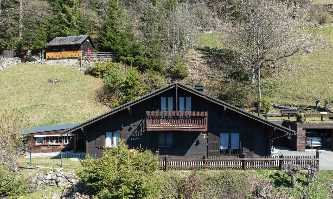 façade avec clôture, property visible, pelouse, et terrasse