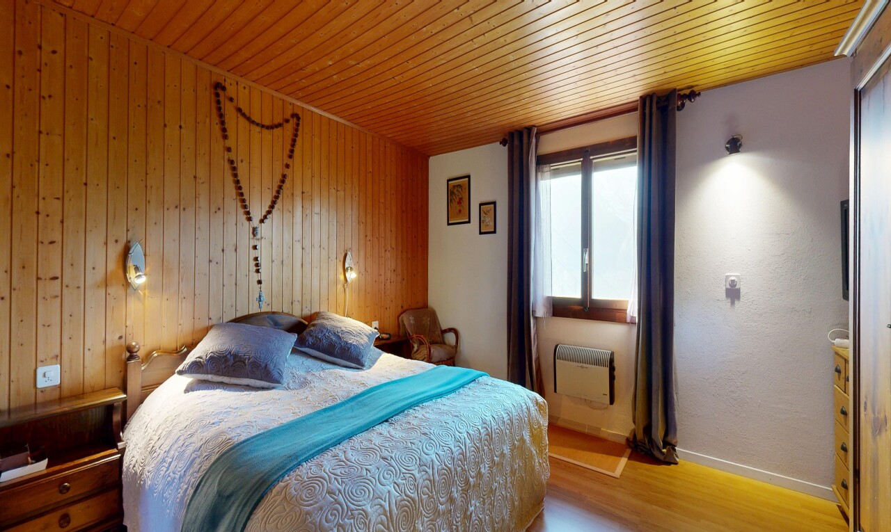 chambre avec lumière naturelle, natural light, inside property, mur en bois, et wood wall