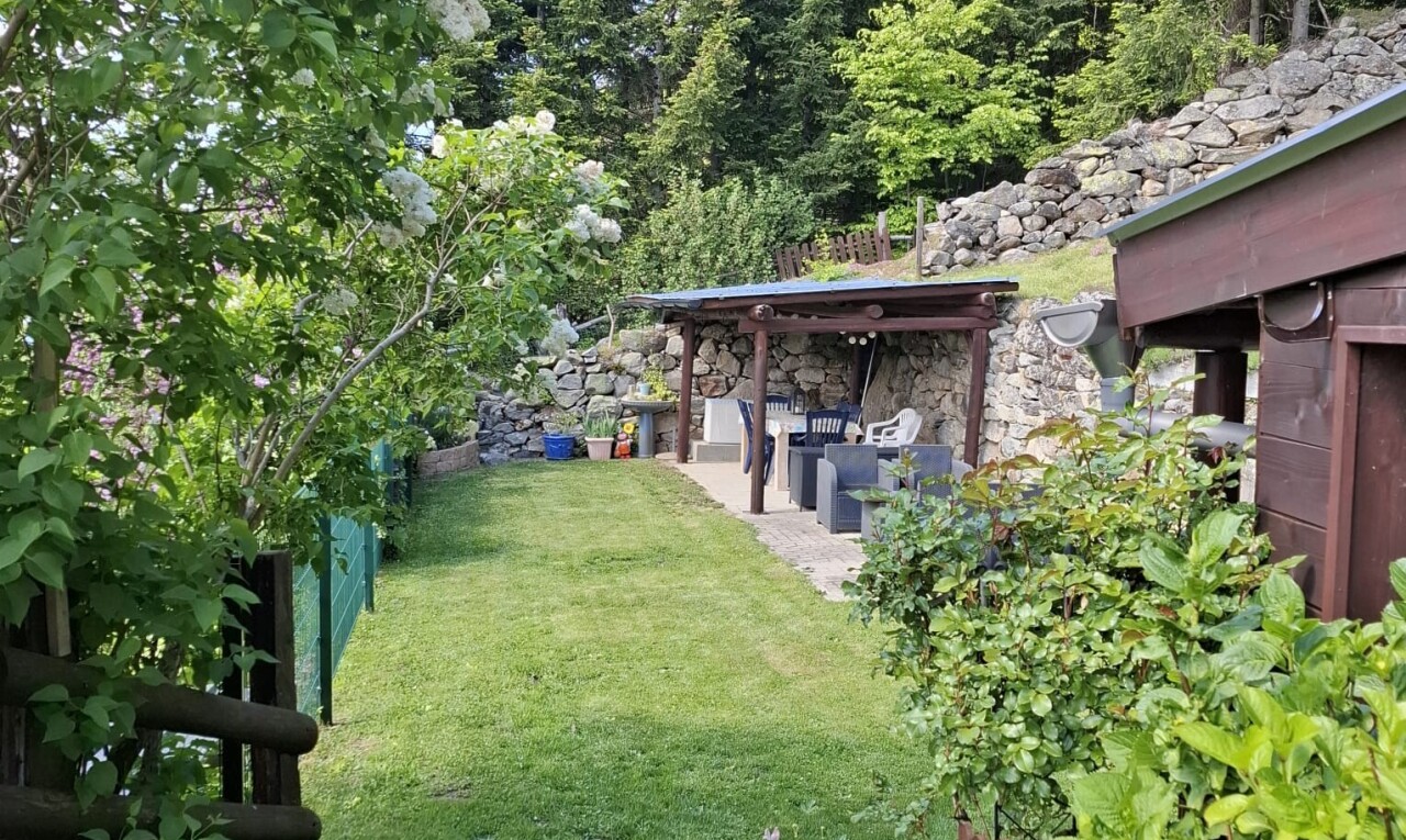jardin avec terrasse, pelouse, et from property