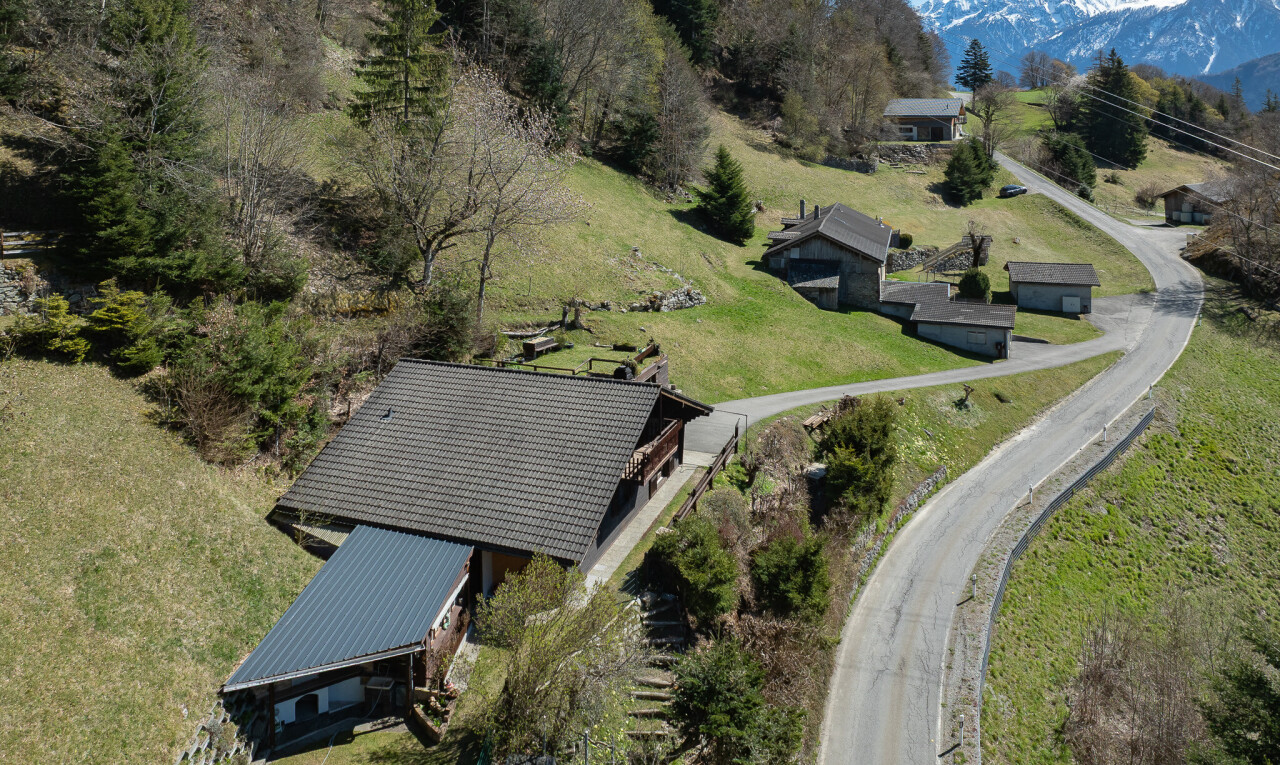 façade avec toit en métal, property visible, structure extérieure, pelouse, et rural view