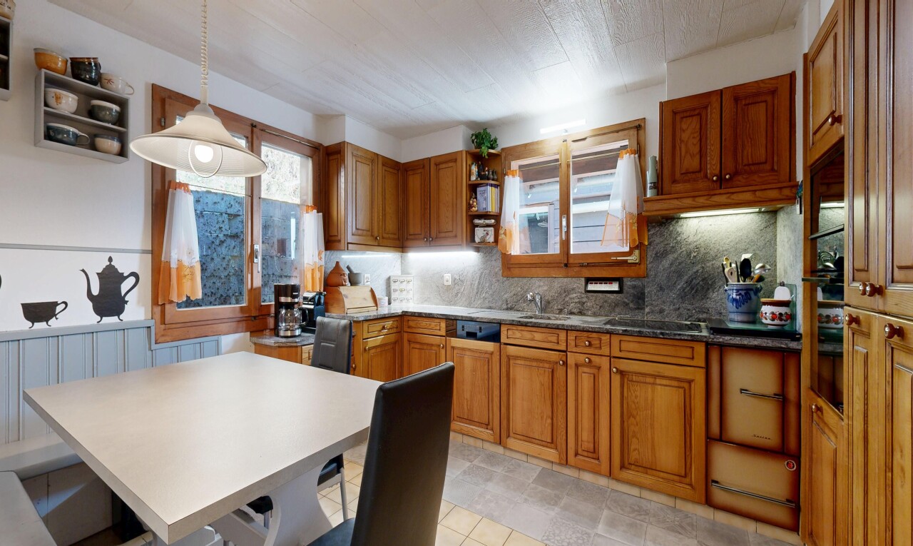 cuisine avec armoires marron moyen, medium brown cabinets, étagères ouvertes, open shelves, et éclairage suspendu