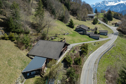 façade avec toit en métal, property visible, structure extérieure, pelouse, et rural view