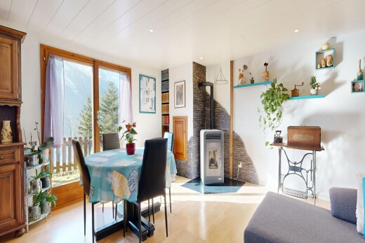 salle à manger avec poêle à bois, inside property, lumière naturelle, natural light, et sol en finition bois
