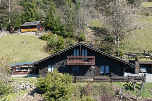 façade avec clôture, property visible, pelouse, et terrasse
