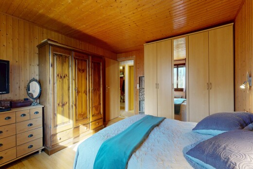 chambre avec placard, wood wall, mur en bois, inside property, et wood finish floor