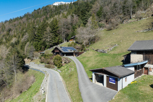 façade avec panneaux solaires, vue sur la forêt, forest view, day time, et allée