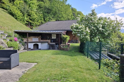 jardin avec pelouse, clôture, property visible, terrasse, et day time