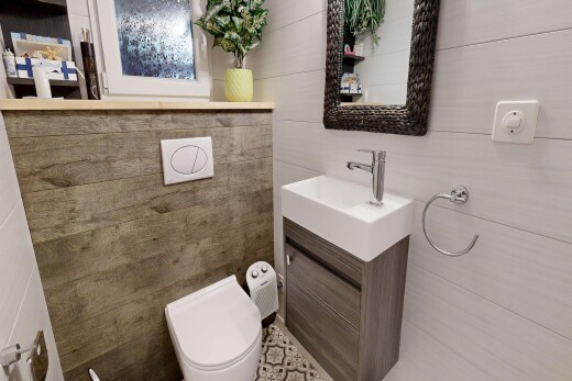 salle de bains avec lavabo (ou coiffeuse selon le contexte), inside property, toilette, et miroir