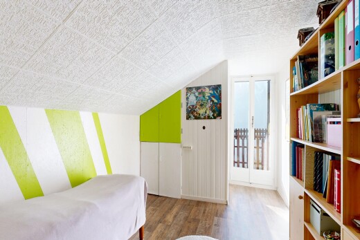 chambre avec wood finish floor, sol en finition bois, low ceiling, plafond bas, et natural light