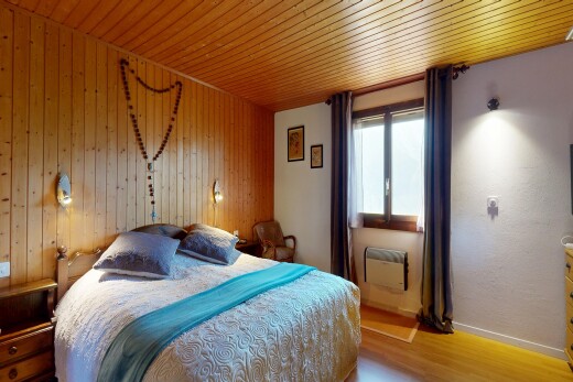 chambre avec lumière naturelle, natural light, inside property, mur en bois, et wood wall