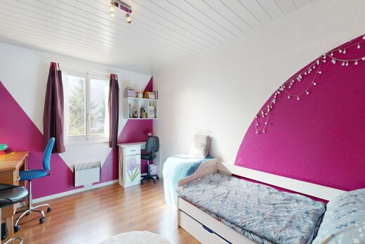 chambre avec cloison sèche, drywall, sol en finition bois, wood finish floor, et lumière naturelle