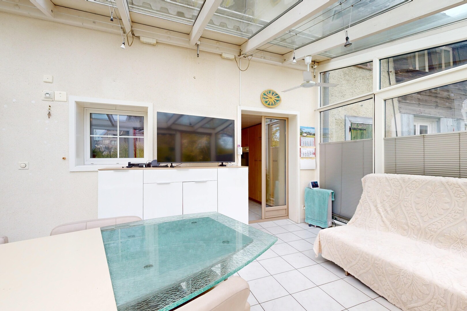 wohnzimmer mit fernseher, drywall, gipskartonwand, tile floor, und fliesenboden