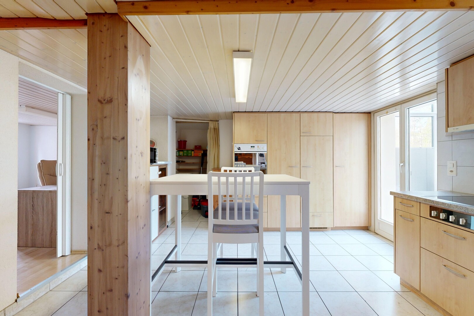 küche mit hellbraune schränke, light brown cabinets, light floor, light countertops, und inside property