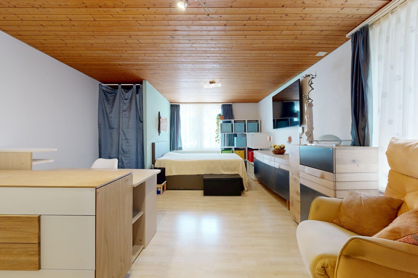 zimmer / schlafzimmer mit natürliches licht, natural light, holzdecke, wood ceiling, und holzfußboden