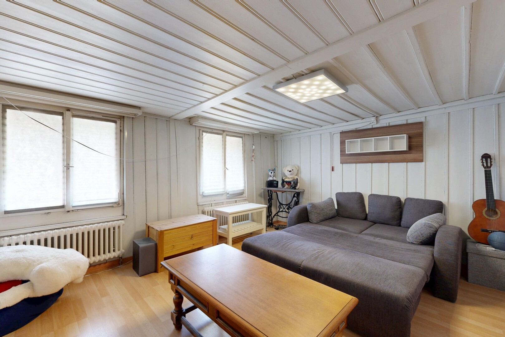 wohnzimmer mit kühler, holzfußboden, wood finish floor, inside property, und natürliches licht