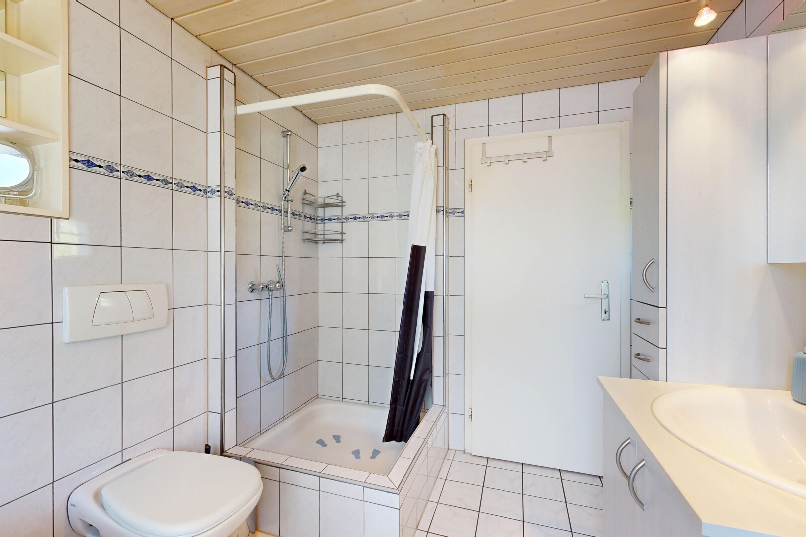 bad mit schminktisch, dusche, komplettes badezimmer, fliesenwand, und tile wall