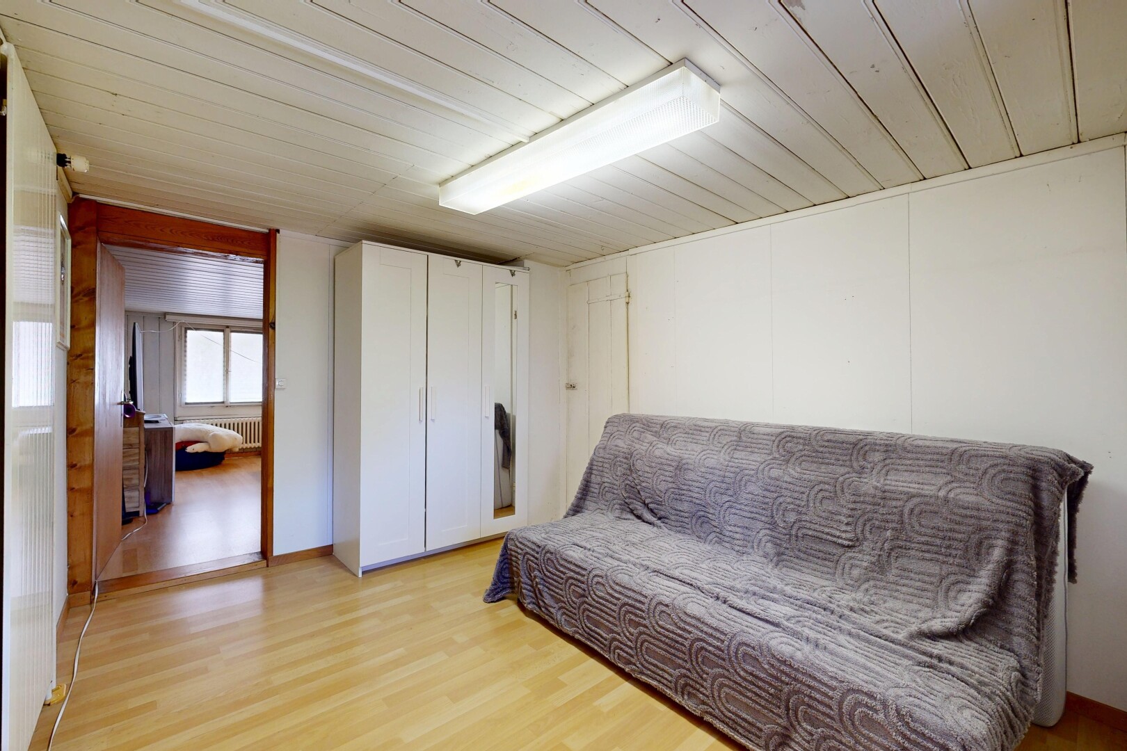 zimmer / schlafzimmer mit natural light, natürliches licht, wood finish floor, holzfußboden, und inside property