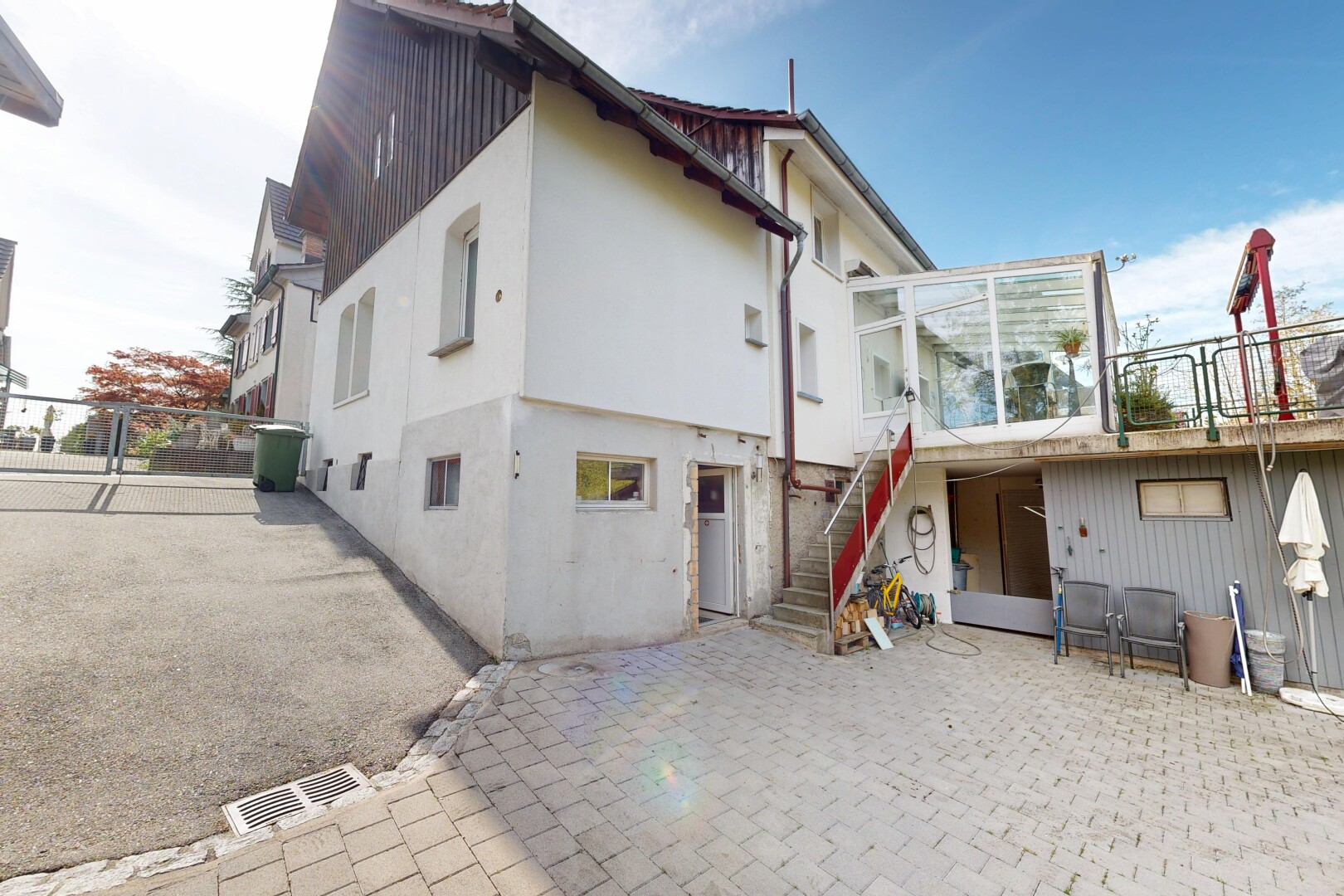 außenansicht mit treppen, property visible, vertikale verkleidung, stuckverkleidung, und day time