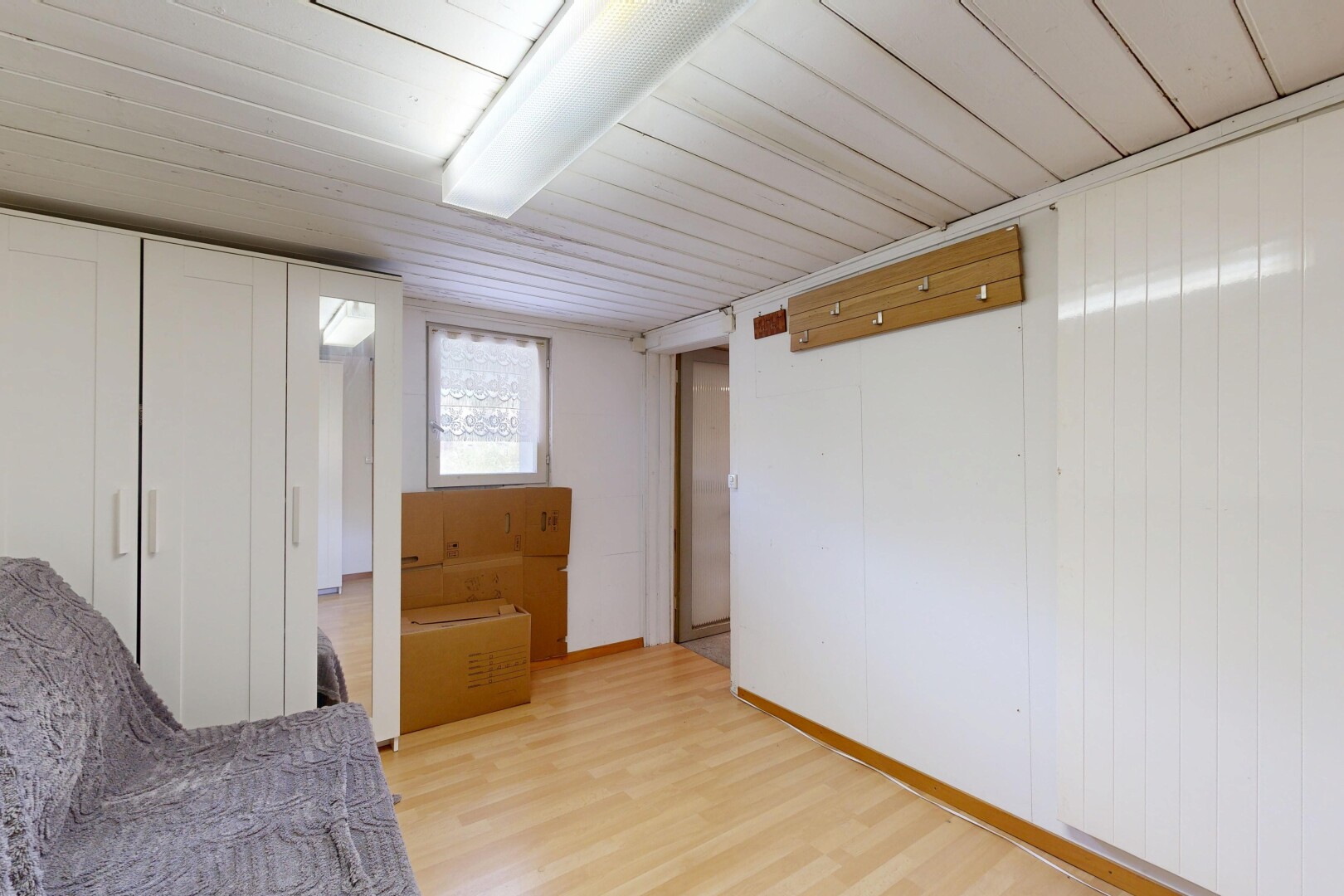 zimmer / schlafzimmer mit niedrige decke, low ceiling, holzfußboden, wood finish floor, und kleiderschrank