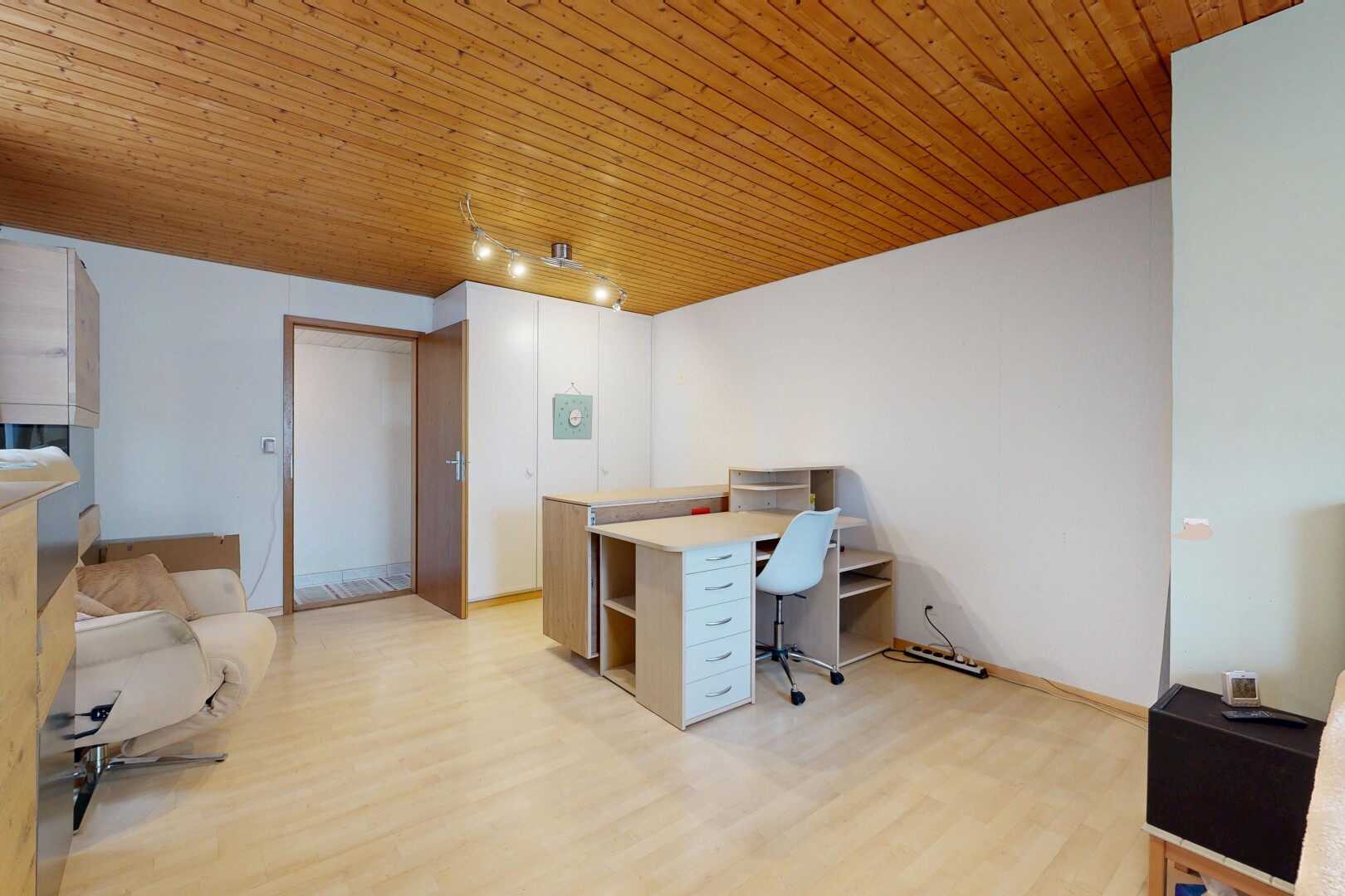 büro mit light floor, inside property, holzfußboden, wood finish floor, und bürobereich