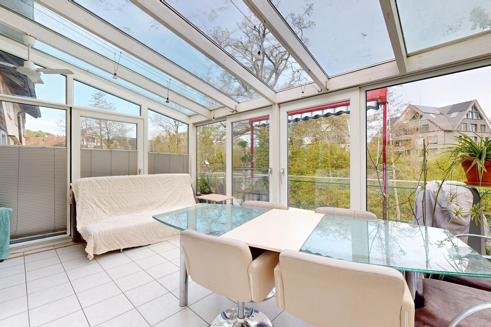 esszimmer mit wintergarten, tile floor, fliesenboden, day time, und natural light