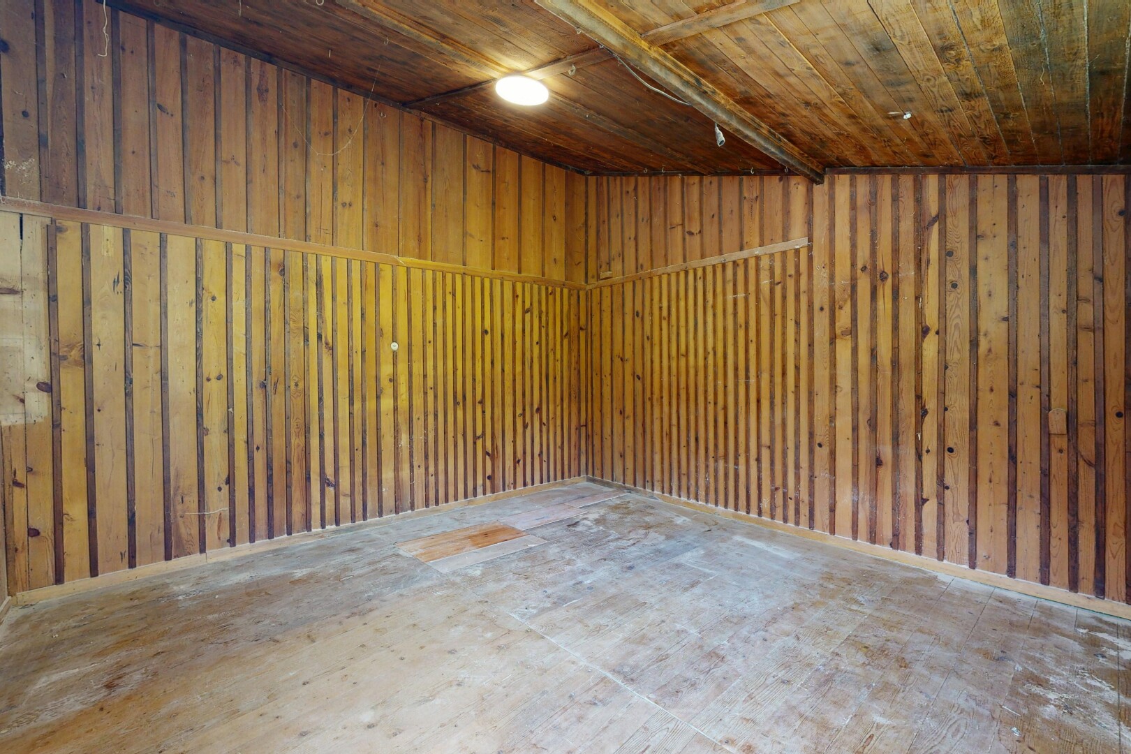 leerer raum mit unfinished floor, holzdecke, wood ceiling, inside property, und holzwand