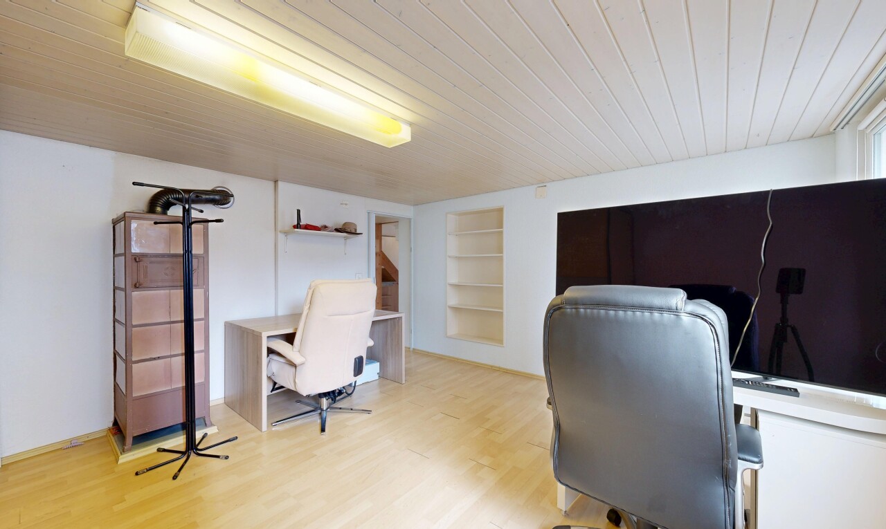 büro mit bürobereich, eingebaute regale, built in shelves, keller, und gipskartonwand