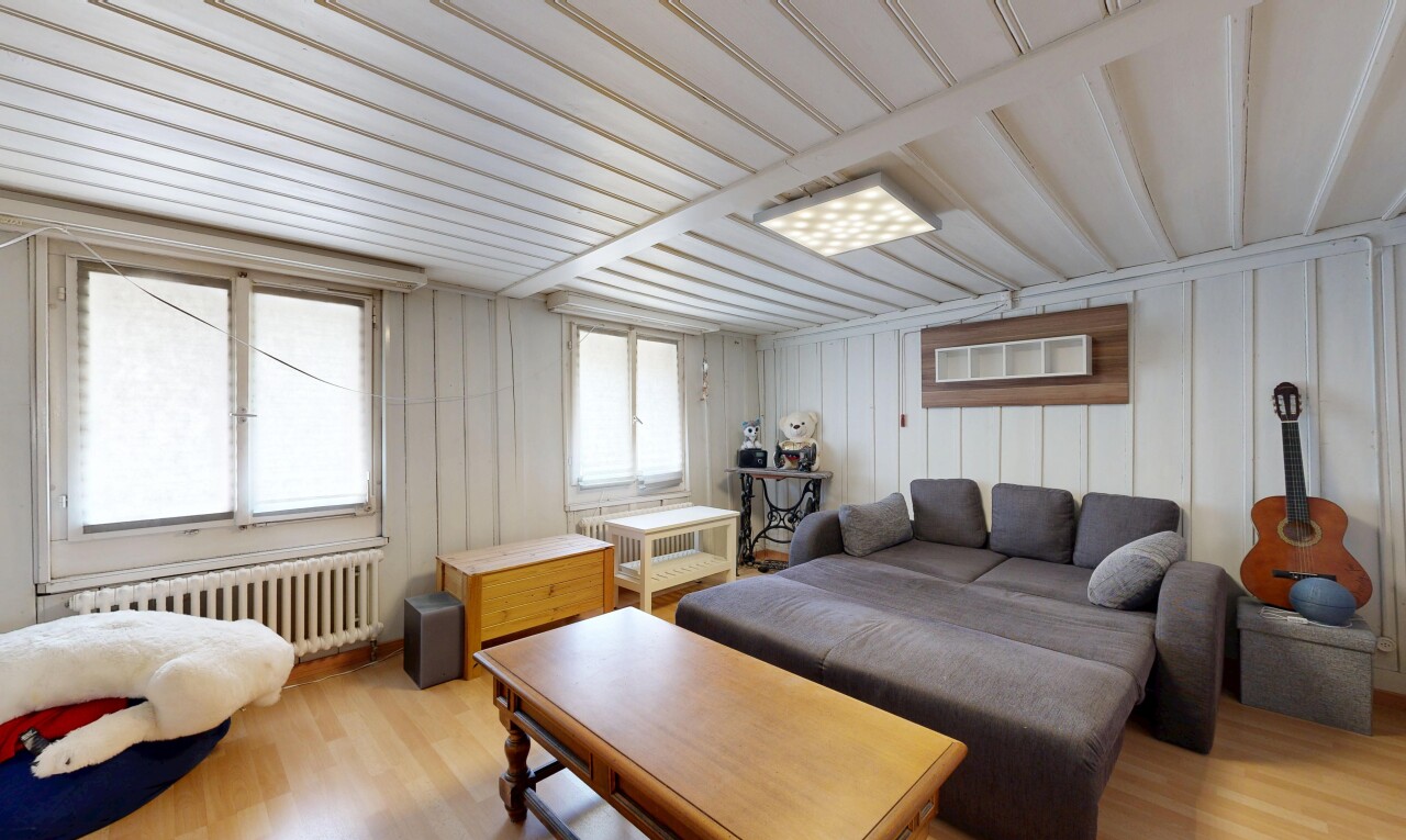 wohnzimmer mit kühler, holzfußboden, wood finish floor, inside property, und natürliches licht