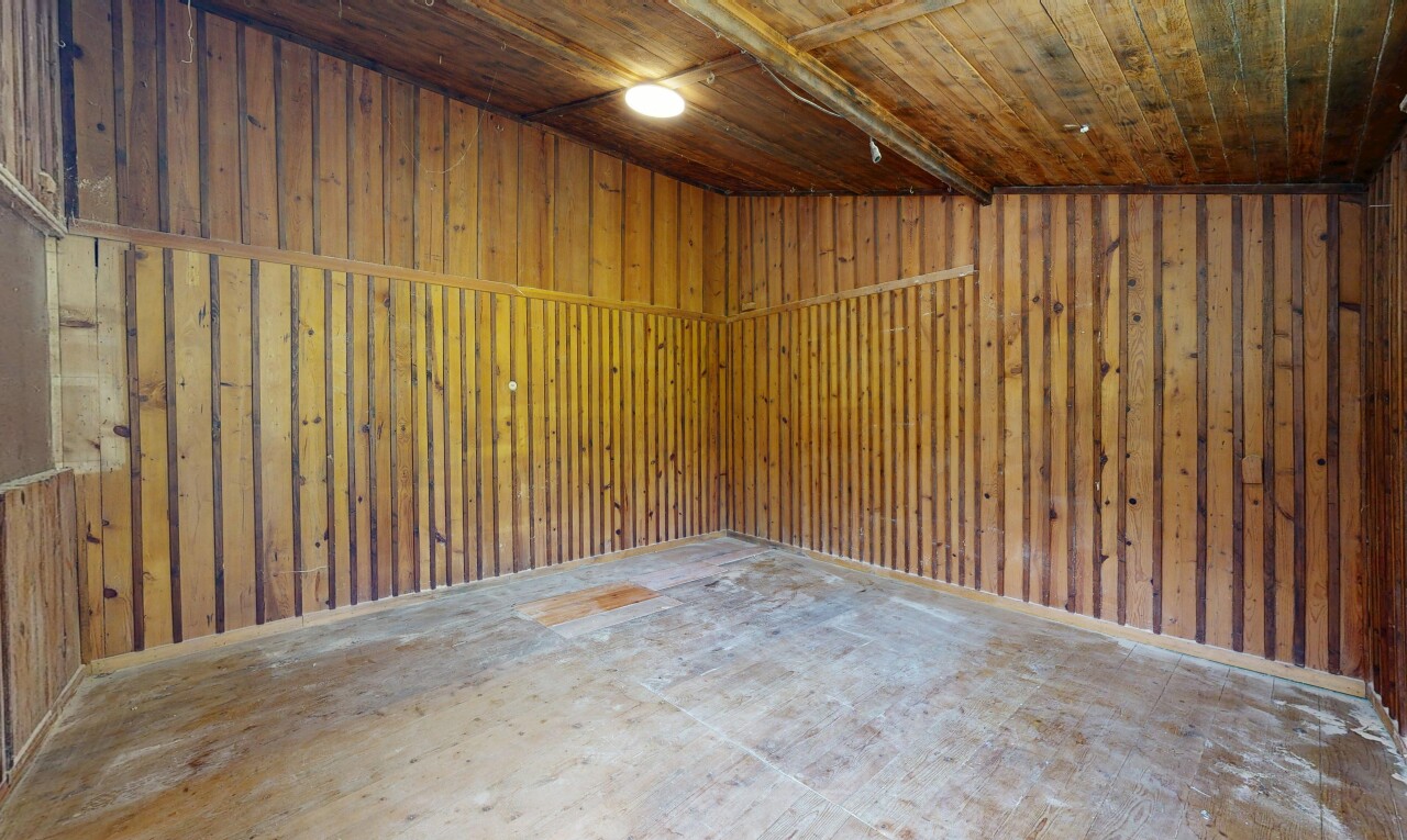 leerer raum mit unfinished floor, holzdecke, wood ceiling, inside property, und holzwand