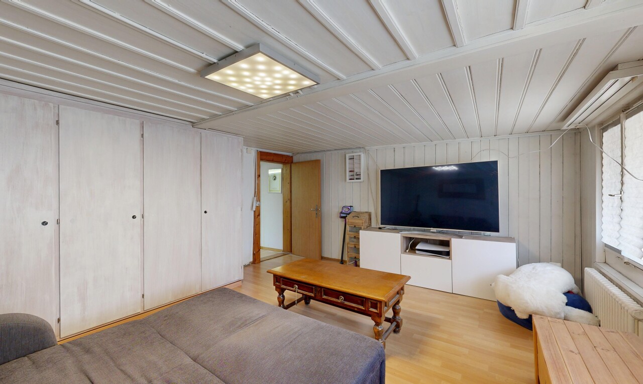 wohnzimmer mit wood finish floor, holzfußboden, fernseher, wood wall, und holzwand