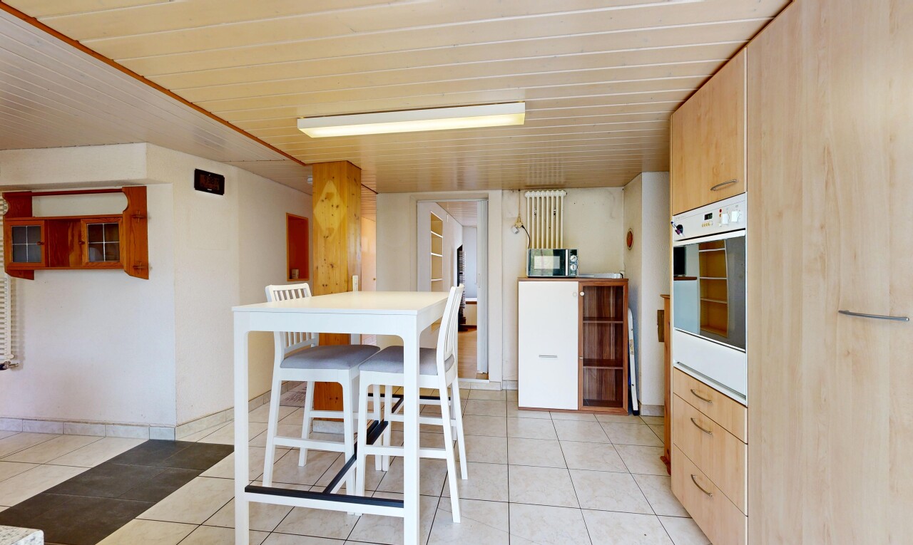 küche mit ofen, hellbraune schränke, light brown cabinets, gipskartonwand, und drywall