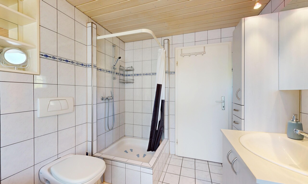 bad mit schminktisch, dusche, komplettes badezimmer, fliesenwand, und tile wall