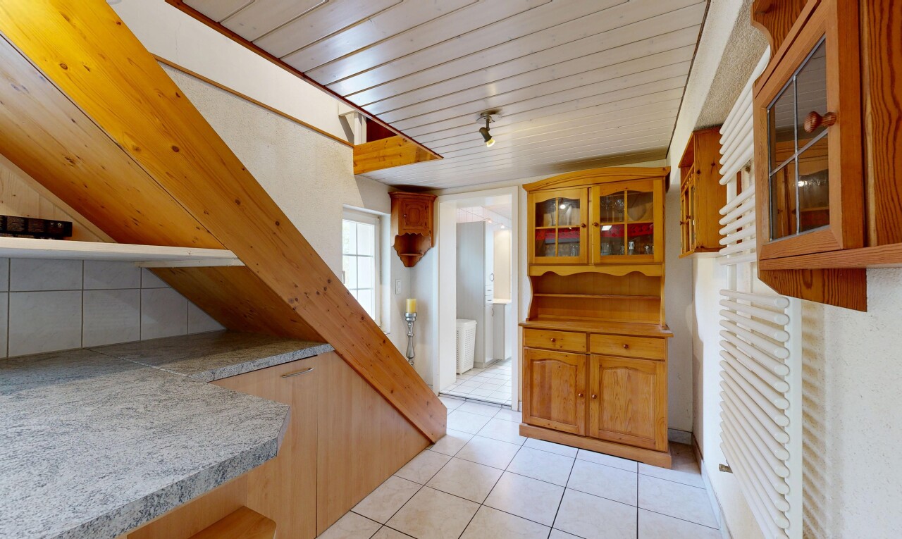 küche mit arched cabinets, bogenförmige schränke, crown molding cabinets, schränke mit zierleisten, und light floor