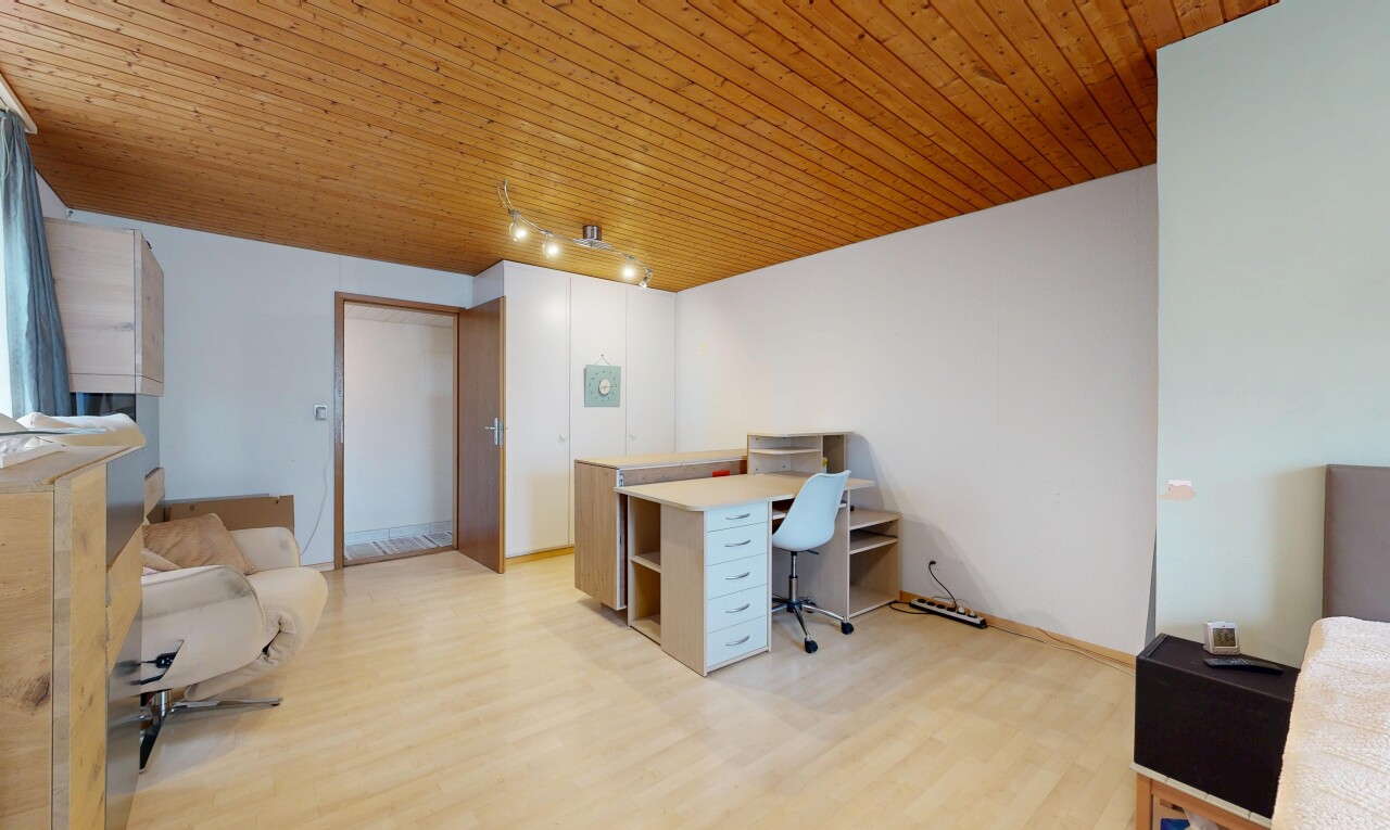 büro mit light floor, inside property, holzfußboden, wood finish floor, und bürobereich
