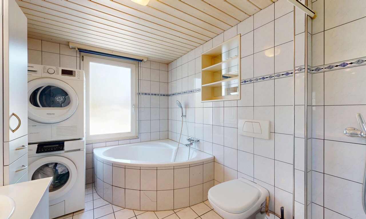 bad mit komplettes badezimmer, waschturm, bad, fliesenwand, und tile wall