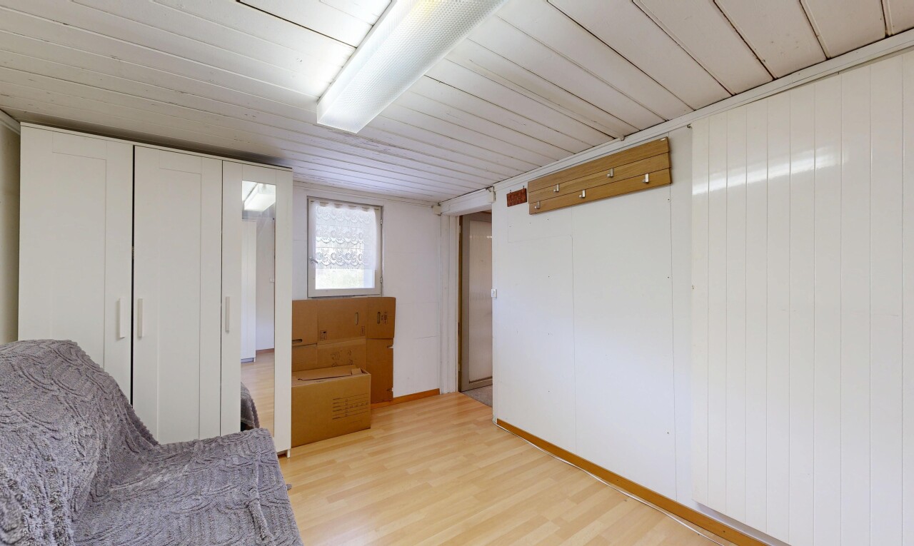 zimmer / schlafzimmer mit niedrige decke, low ceiling, holzfußboden, wood finish floor, und kleiderschrank