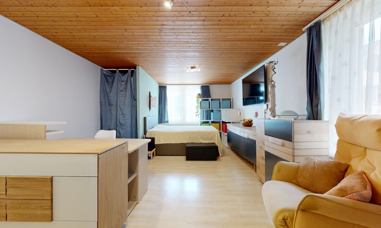 zimmer / schlafzimmer mit natürliches licht, natural light, holzdecke, wood ceiling, und holzfußboden