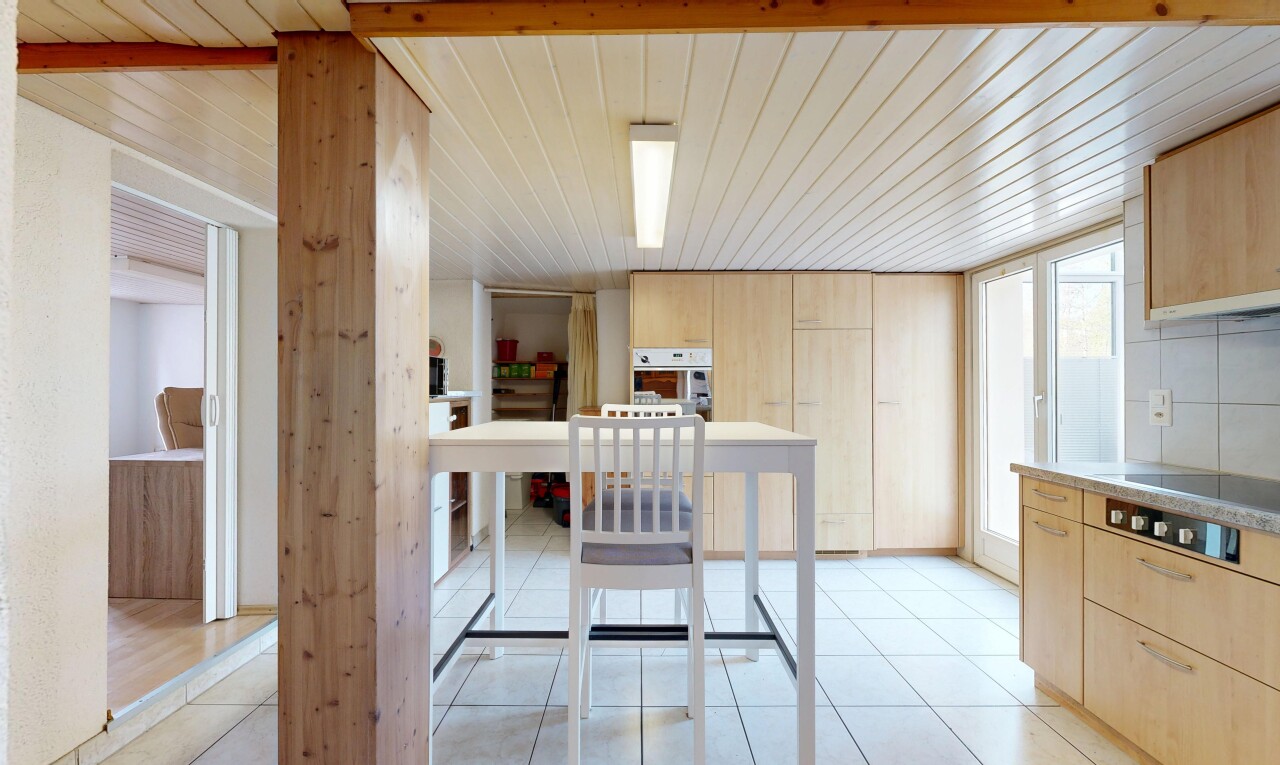 küche mit hellbraune schränke, light brown cabinets, light floor, light countertops, und inside property