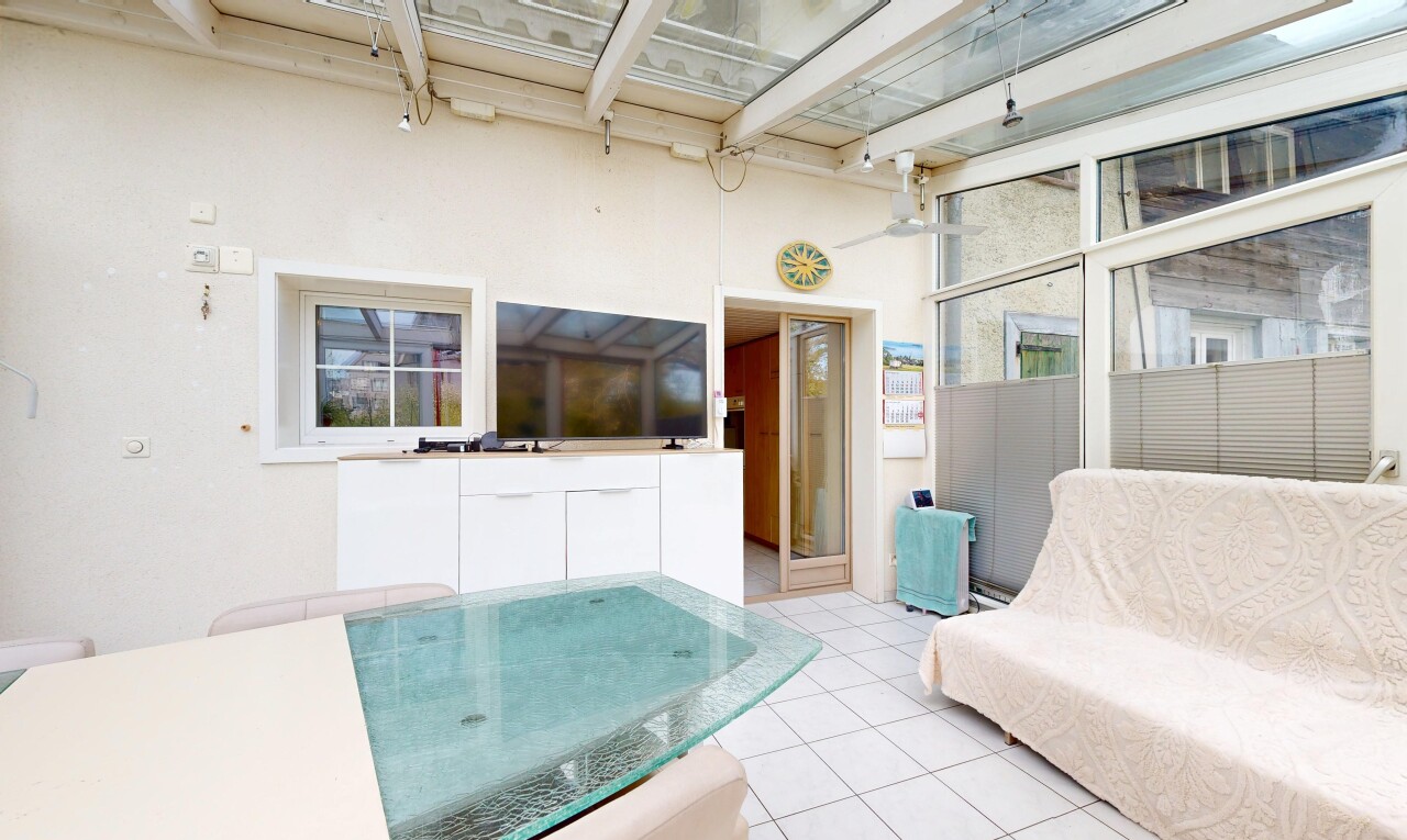 wohnzimmer mit fernseher, drywall, gipskartonwand, tile floor, und fliesenboden