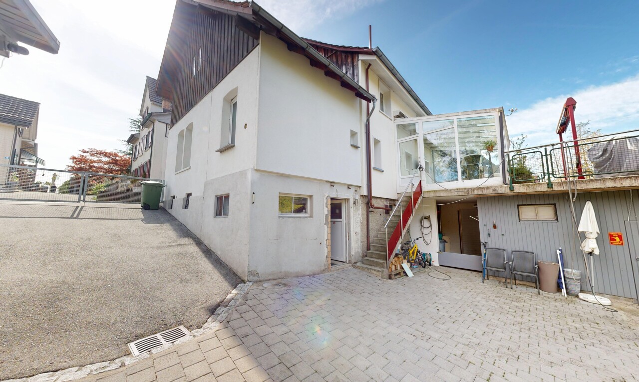 außenansicht mit treppen, property visible, vertikale verkleidung, stuckverkleidung, und day time