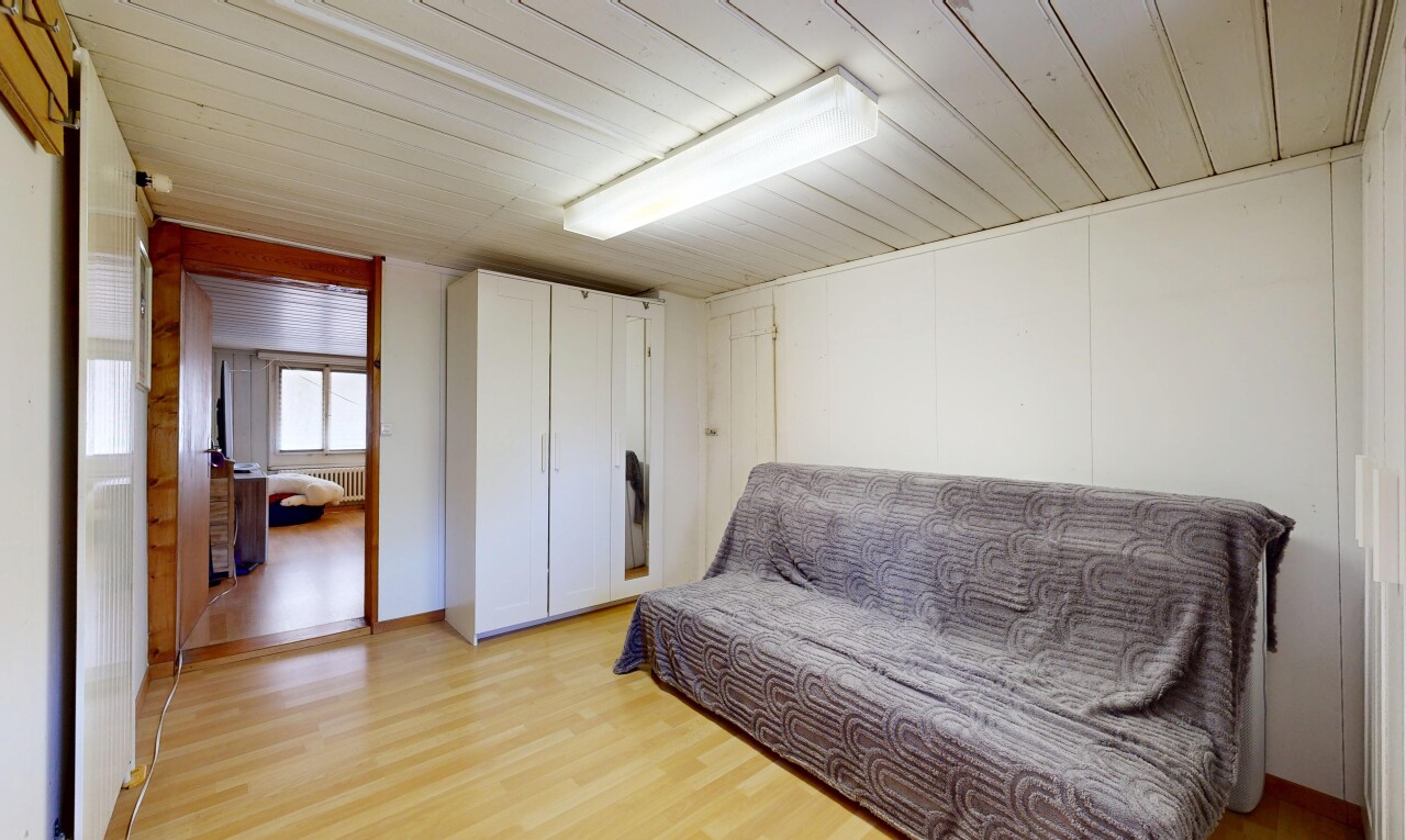 zimmer / schlafzimmer mit natural light, natürliches licht, wood finish floor, holzfußboden, und inside property