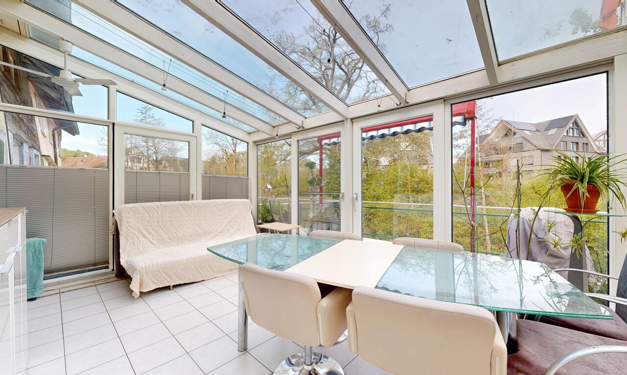 esszimmer mit wintergarten, tile floor, fliesenboden, day time, und natural light