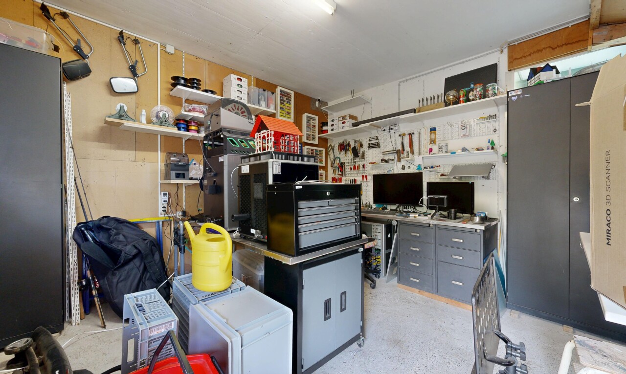 küche mit inside property, betonboden, concrete floor, und fernseher