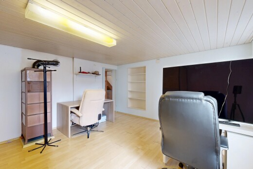 büro mit bürobereich, eingebaute regale, built in shelves, keller, und gipskartonwand